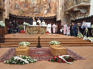 L’abbraccio di Fabriano al figlio di Lucia e Diego